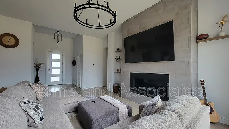 3 bed, 2.5 bath, 2390 sqft, $2,595 — Photo 3
