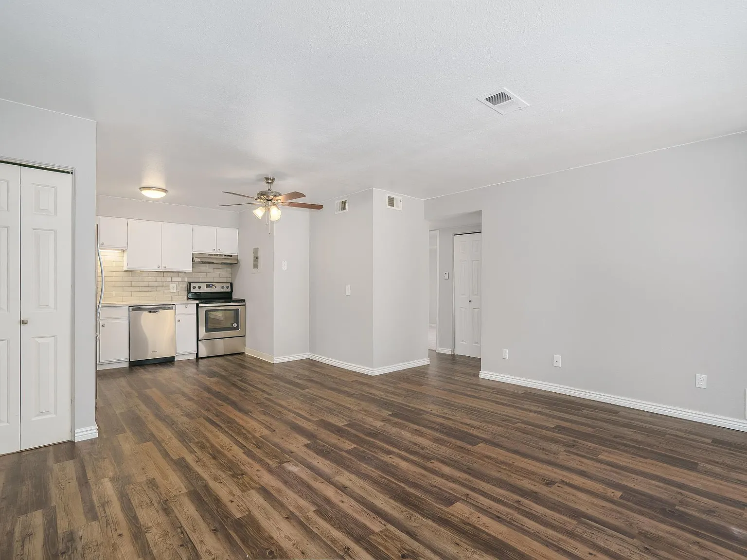 2575 S Syracuse Way — Photo 3