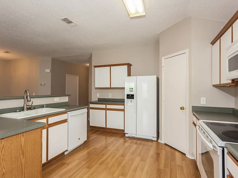 1100 Greenbend Dr — Photo 7