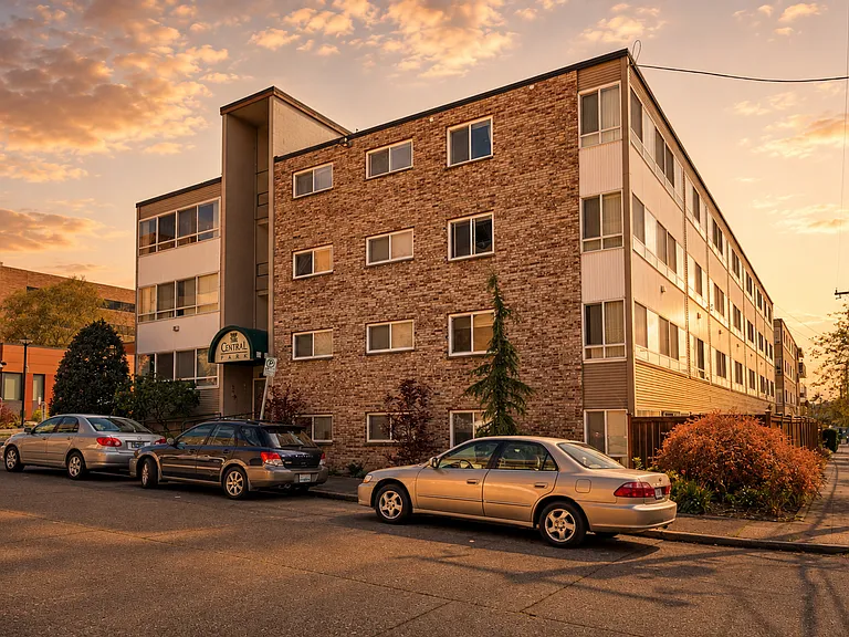 Russell/Central Park in the Heart of Ballard — Photo 27