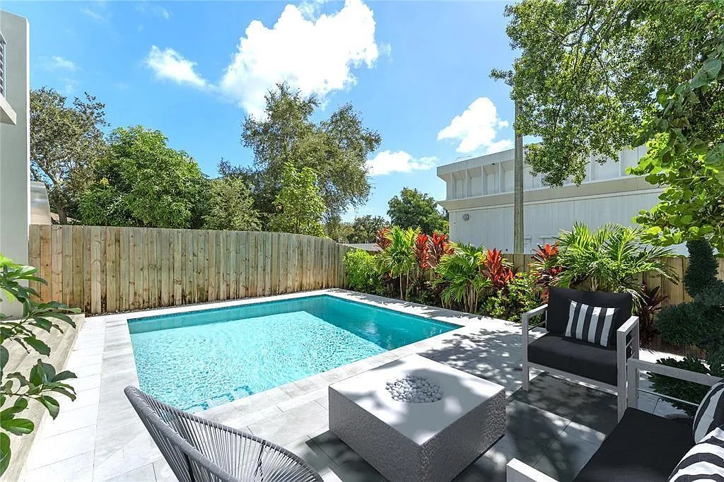 Great Location & Modern! — Photo 2