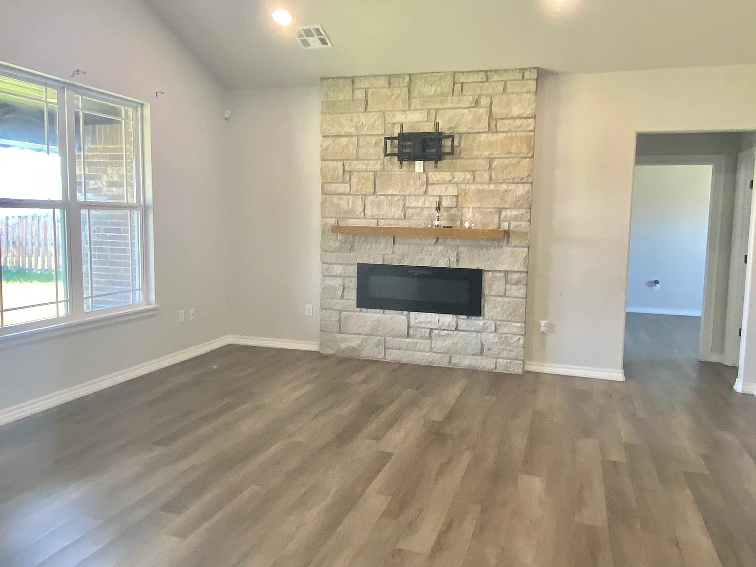 4 bed, 1934 sqft, $2,300 — Photo 3