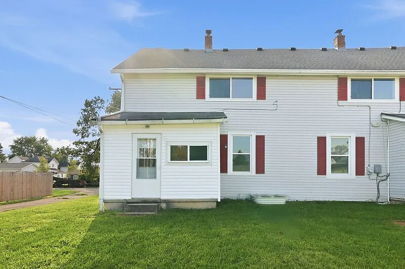 3 bed, 1.5 bath, $1,050 — Photo 3