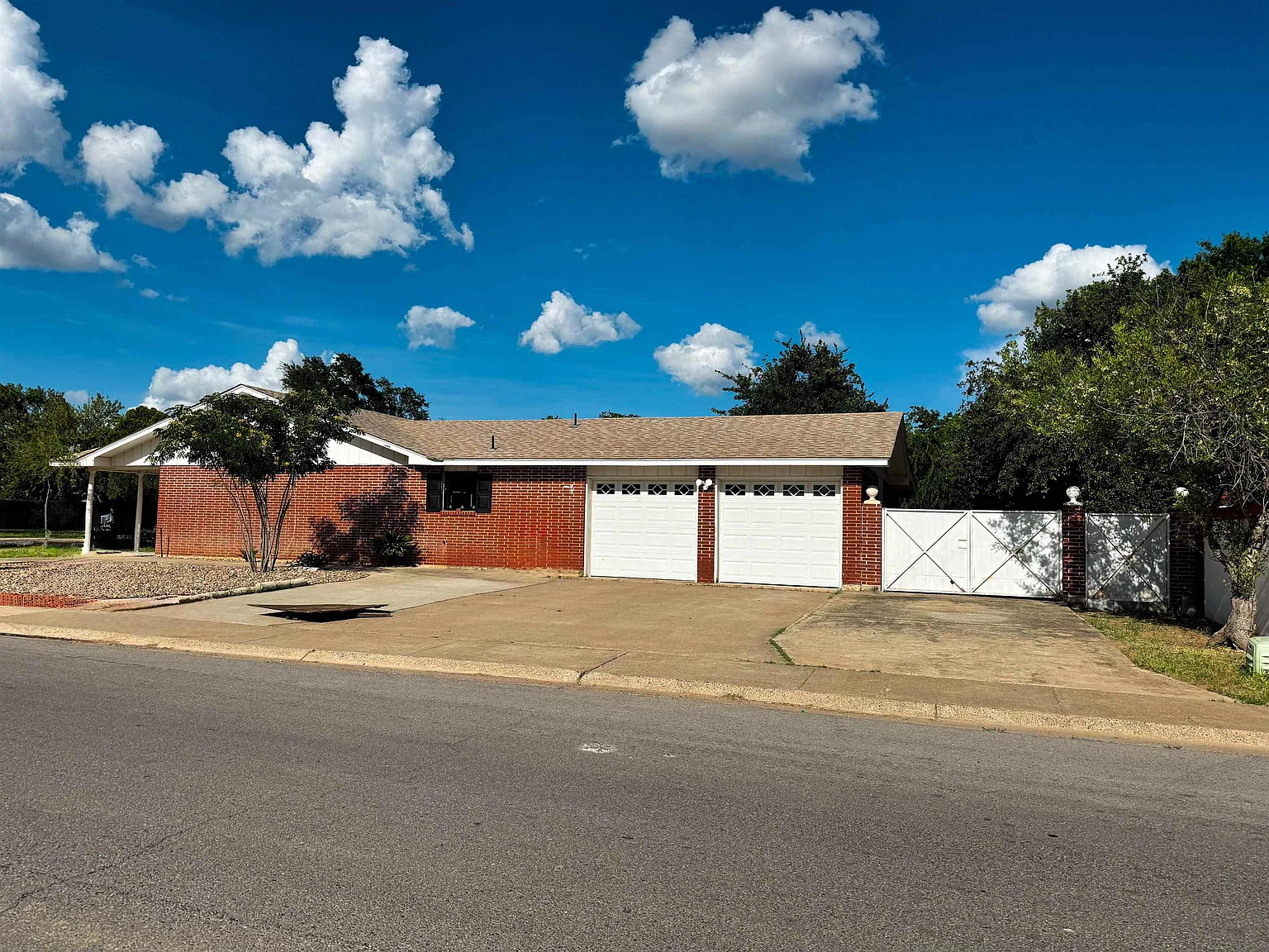 4 bed, 2.0 bath, 1652 sqft, $2,200 — Photo 4
