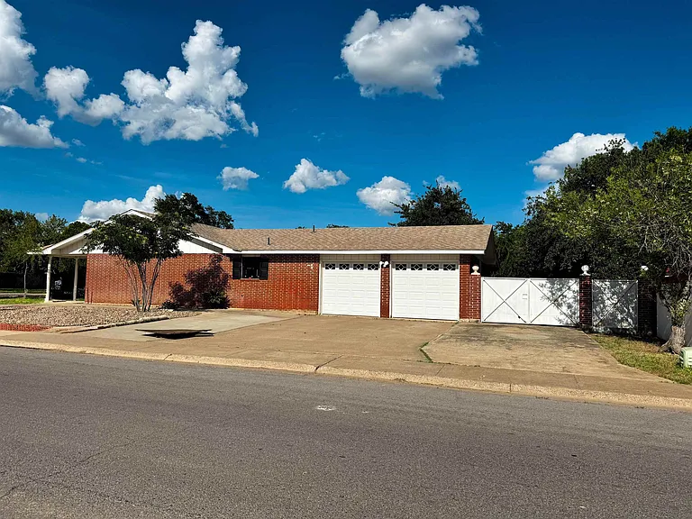 201 Gumwood Ln — Photo 4