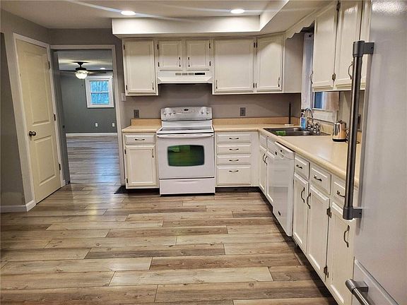 3rd image of 203 Oak Dr E