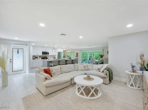 1001 N Town And River Dr, Fort Myers, FL 33919
