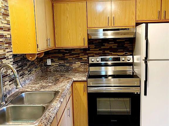 3rd image of 550 Park St W #8