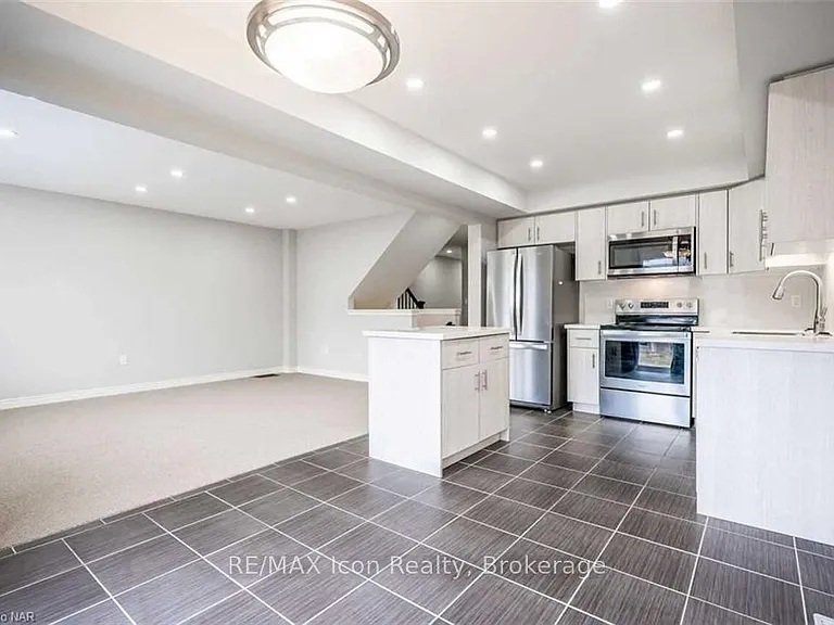 135 Acacia Rd — Photo 3