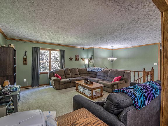 4th image of 131 Claremont Cir
