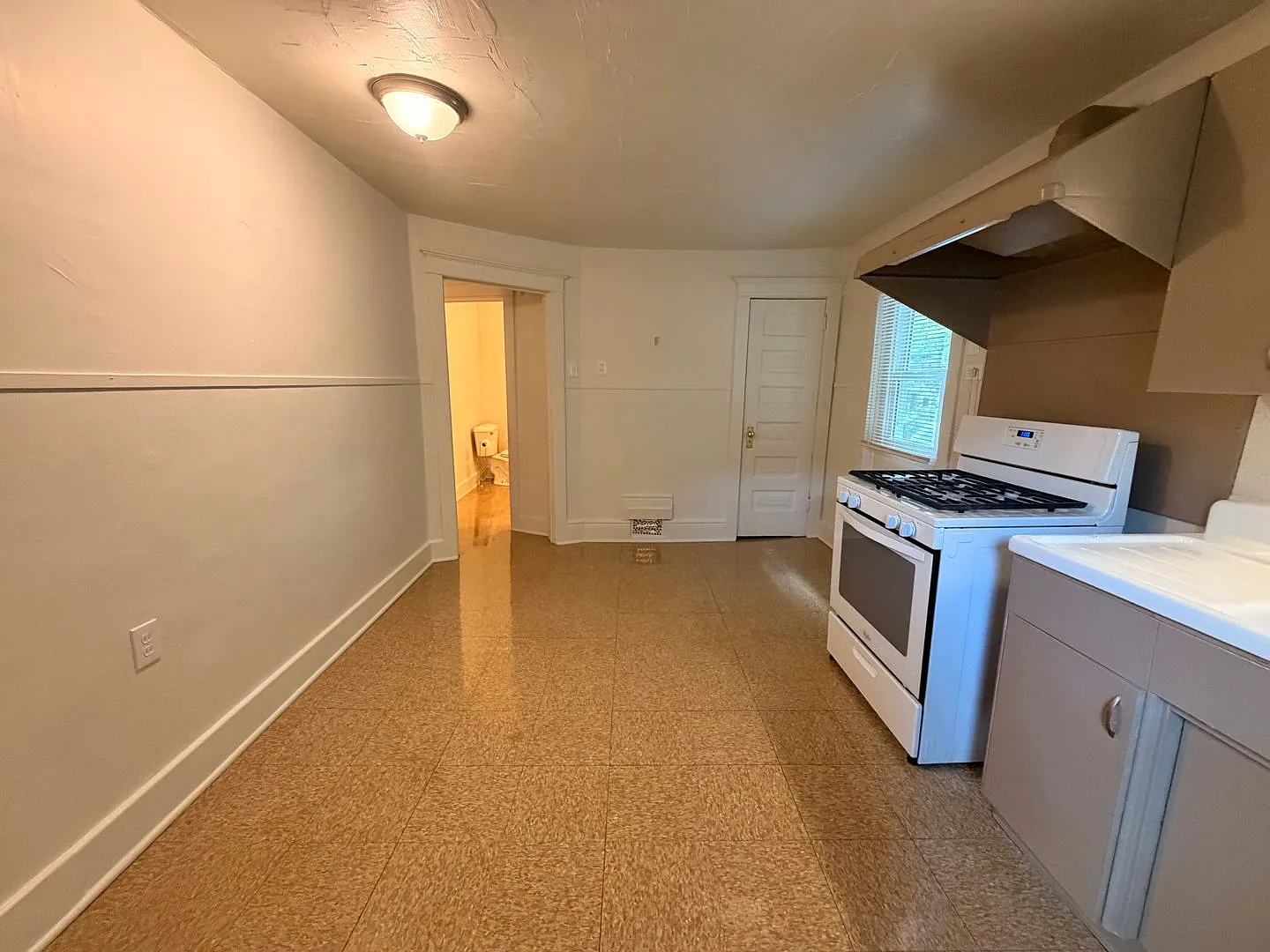514 Fuller Ave SE — Photo 2