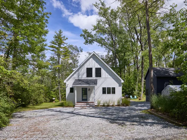 4 Birch Ln, West Stockbridge, MA 01266