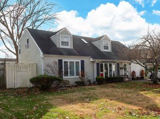 1353 Harry Ln, North Merrick, NY 11566