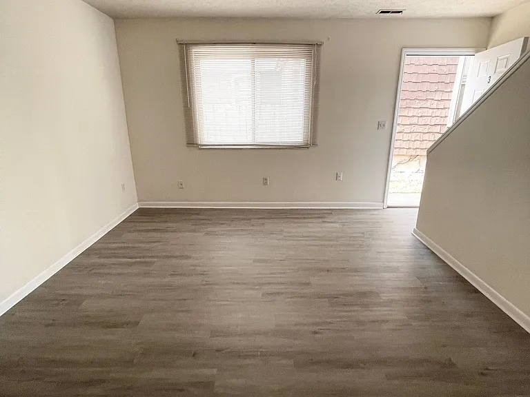 135 E Maynard Ave — Photo 2