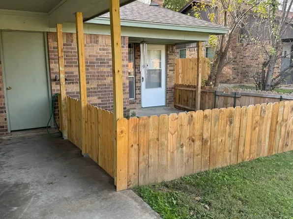 611 NW Renfro St, Burleson, TX 76028