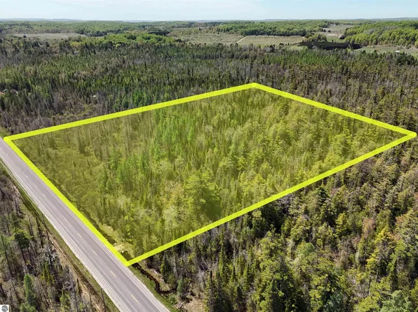 S Center Hwy, Suttons Bay, MI 49682