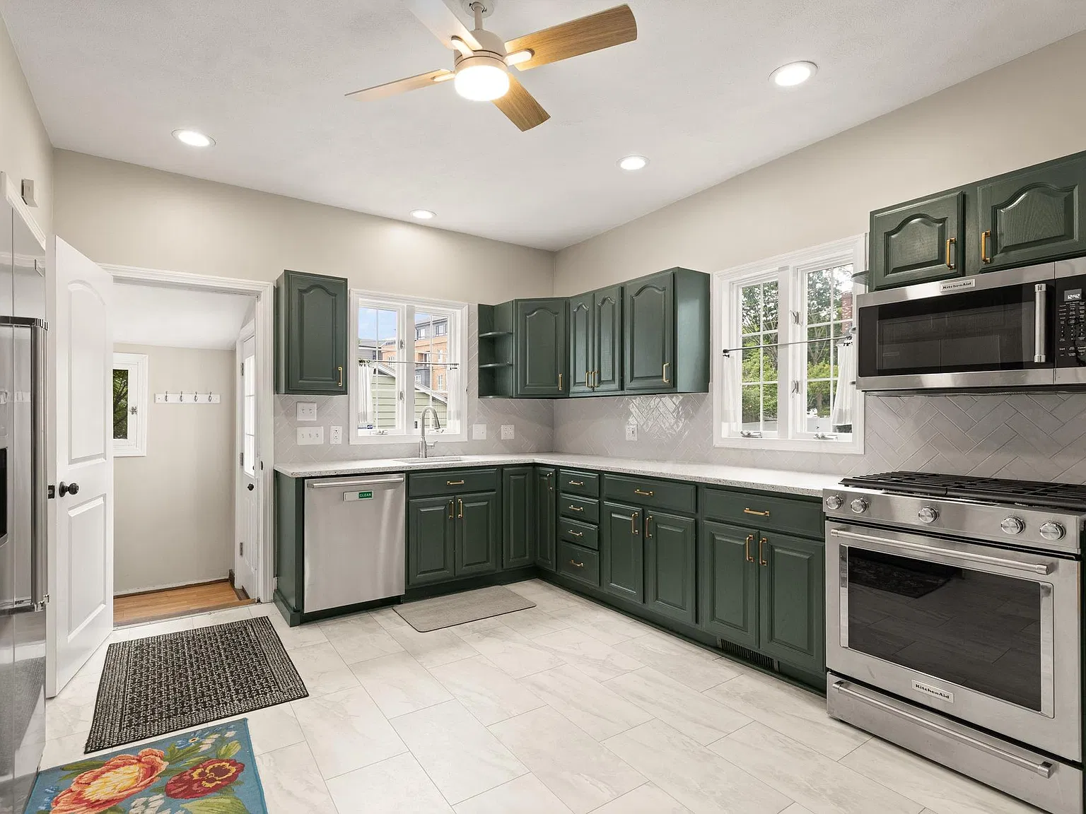 4 bed, 1719 sqft, $4,500 — Photo 3