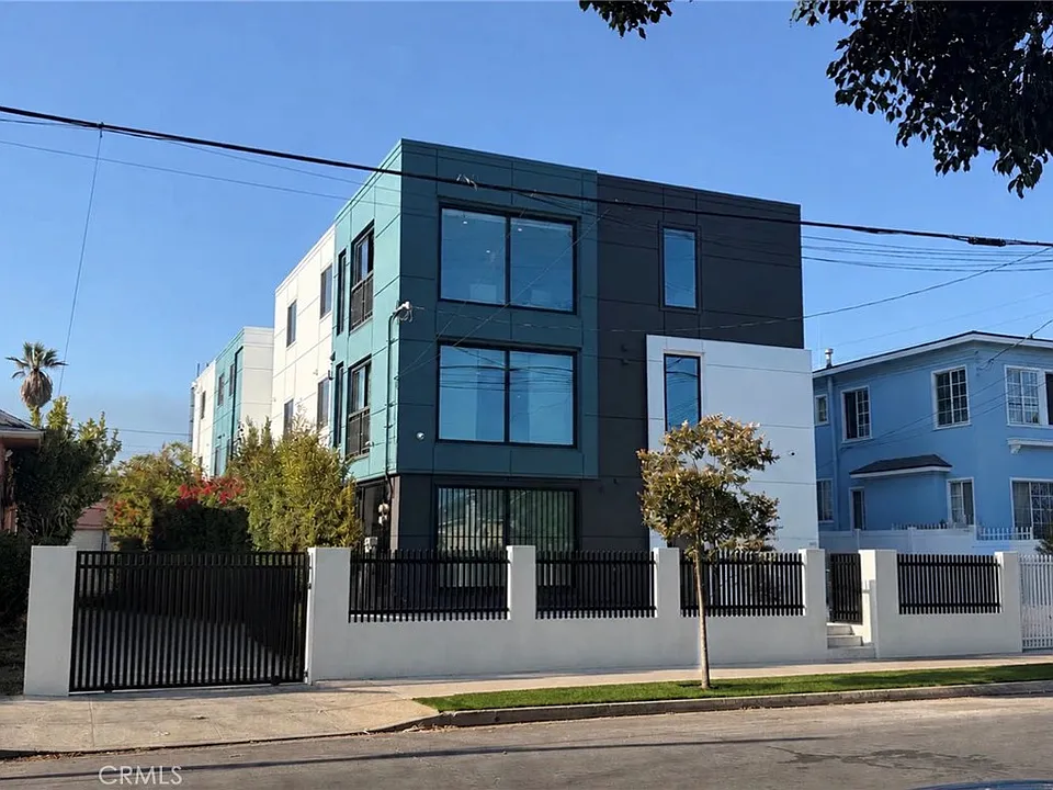 1575 W 35th St