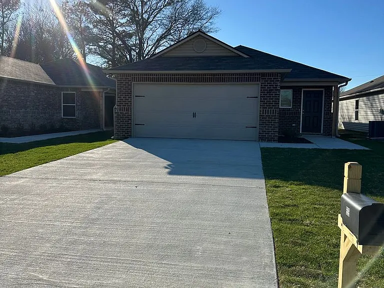 609 Savannah St — Photo 19