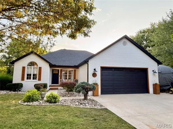 1374 Biscay Dr, Edwardsville, IL 62025