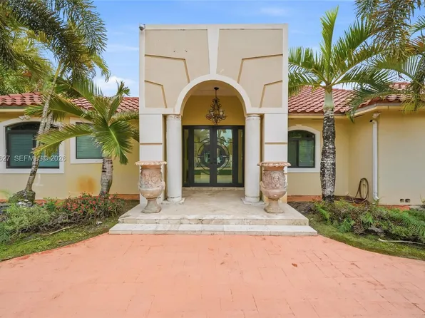9898 NW 133rd St, Hialeah Gardens, FL 33018
