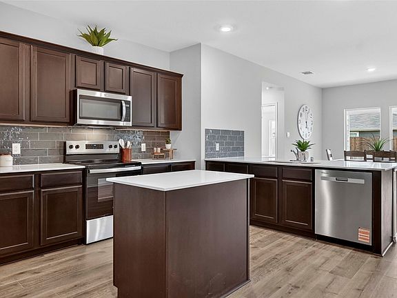 3rd image of 403 English Oak Dr
