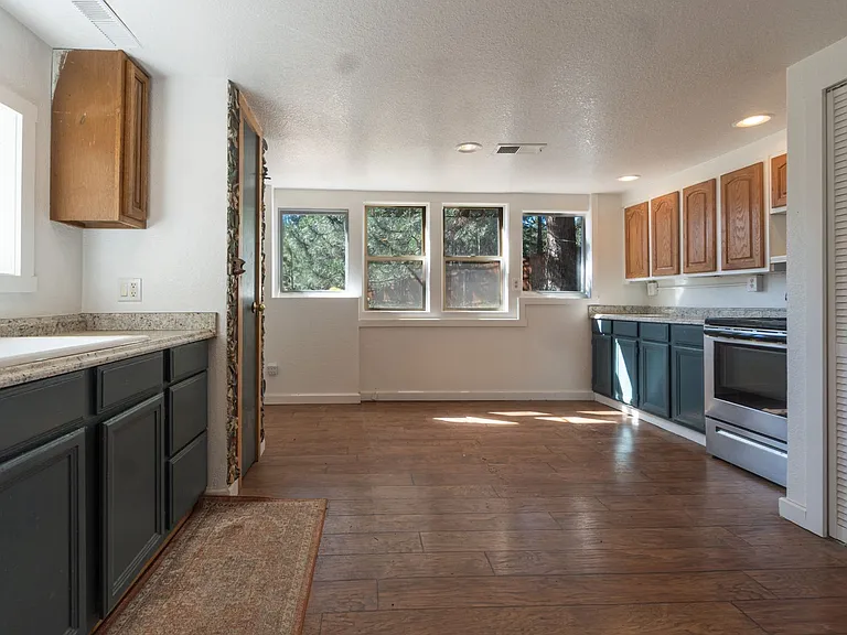 1021 W South Ave — Photo 7
