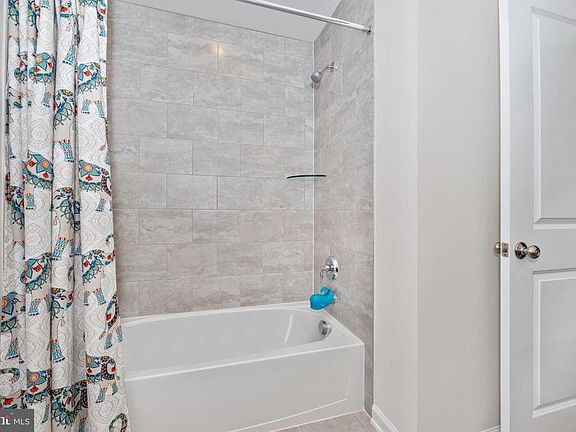 Upper Level Hall Full Bathroom