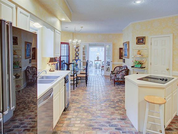 3rd image of 3128 Highgate Dr