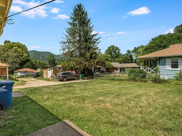 303 Dennis St — Photo 29