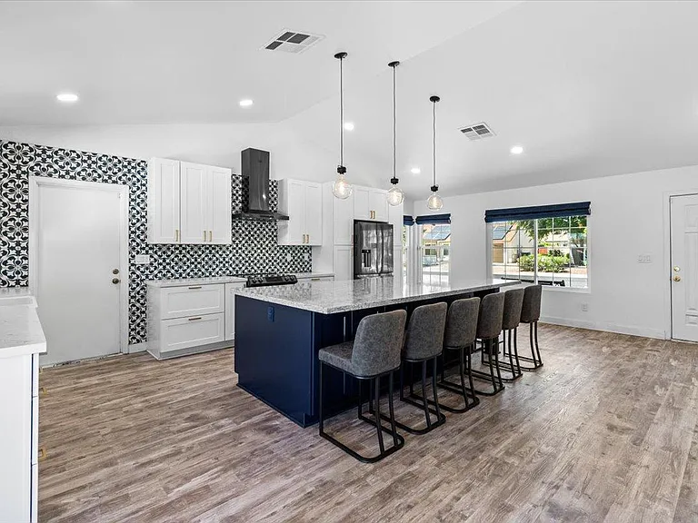 1041 E Kristal Way — Photo 7