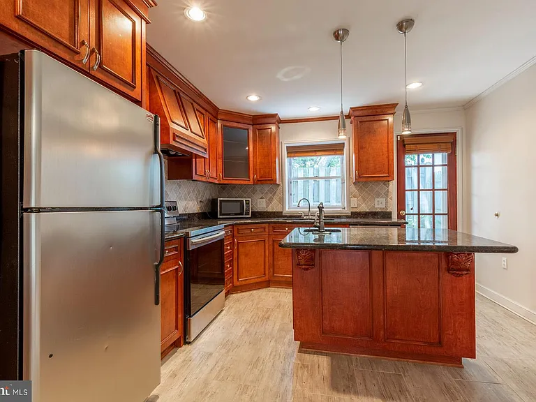 1439 E Oxford St — Photo 8