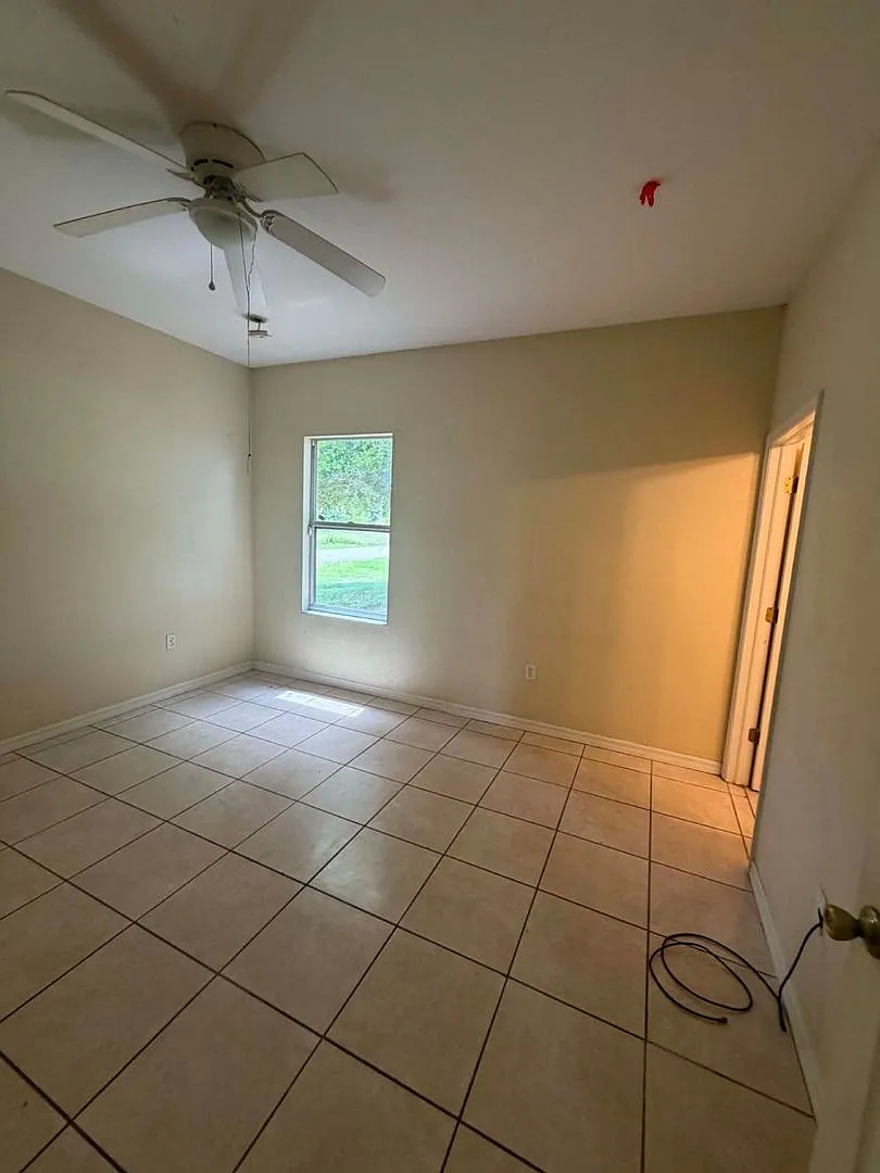 Coming Soon Charming 3/2/2 Car Garage Home In North Port — Photo 4
