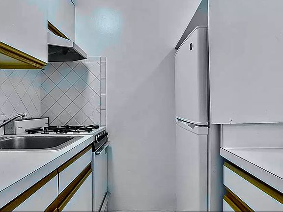 5th image of 358 E 51st St APT 3B