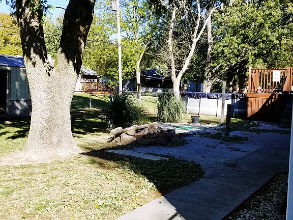 3rd image of 302 W Poos Dr