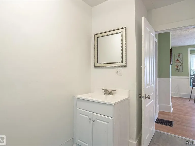 107 E Perry St — Photo 4