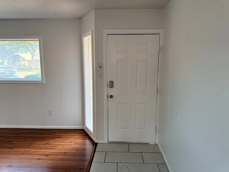 1215 Neely Ave — Photo 3