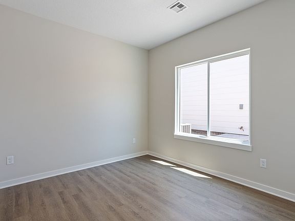4th image of 448 S Longbranch Dr