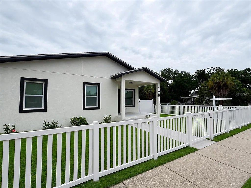 3 bed, 2.0 bath, 1440 sqft, $3,200 — Photo 2