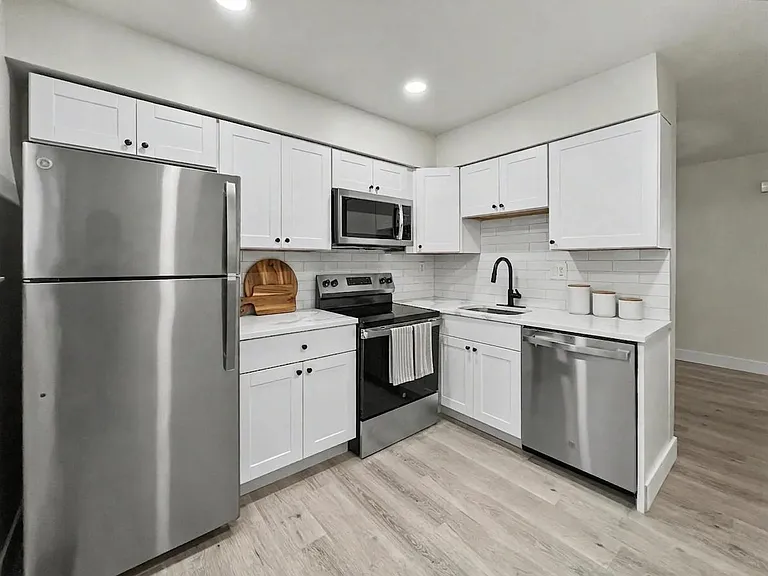 200 E Maple Ave — Photo 26