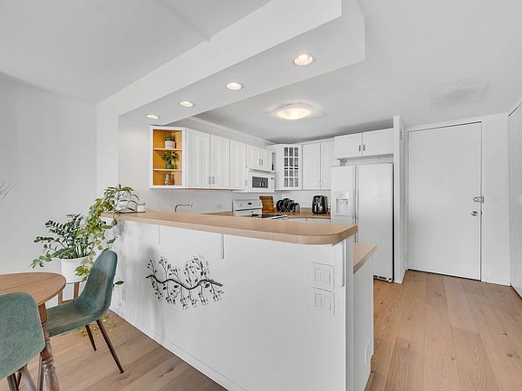 4th image of 1660 N La Salle St #1805