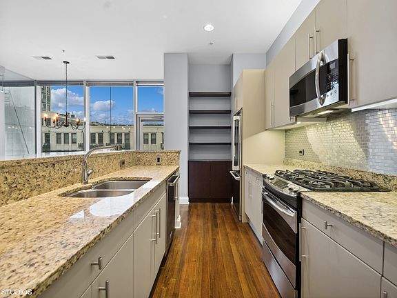5th image of 500 W Superior St Unit 801