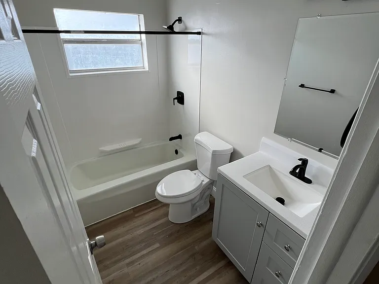 11711 N 15th St #4 — Photo 5