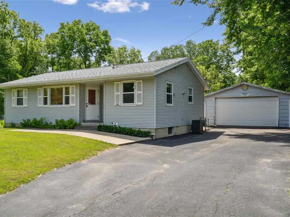 125 Northwood Dr, Hiawatha, IA 52233