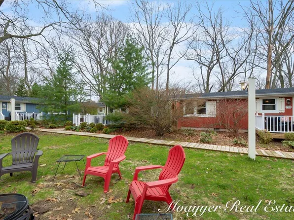 713 N Maple St, Saugatuck, MI 49453