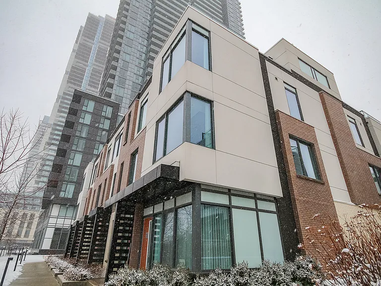 7895 Jane St #Townhouse B-7 — Photo 6