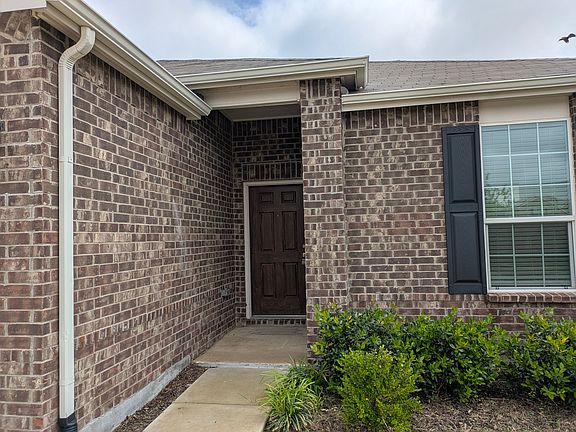 high ceiling, covered patio in front and back