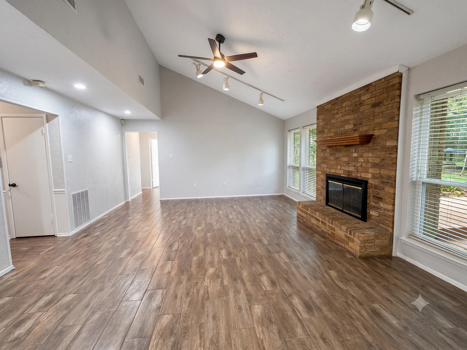 4 bed, 2.5 bath, 1887 sqft, $2,350 — Photo 4