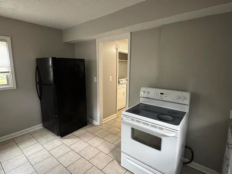 605 Harry St — Photo 10
