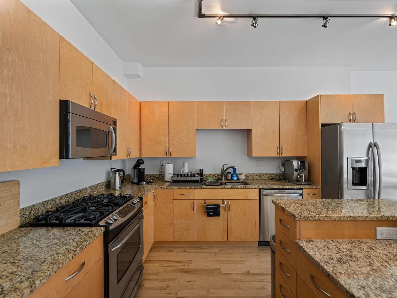 2 bed, 2.0 bath, 1468 sqft, $2,995 — Photo 4